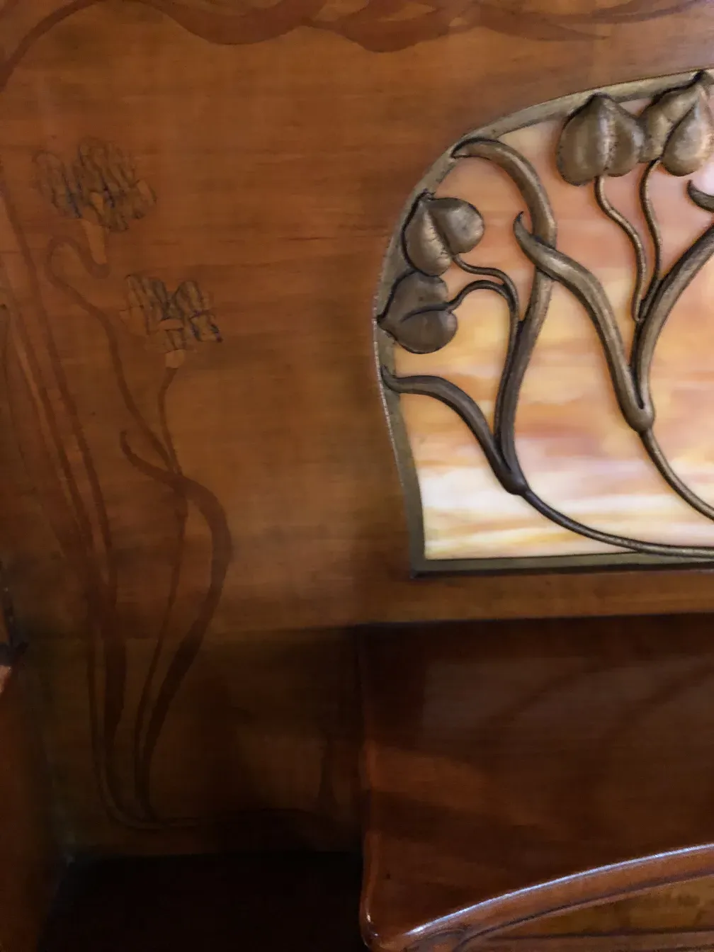 scrivania antica louis majorelle con intagli floreali e un design unico sullo sfondo