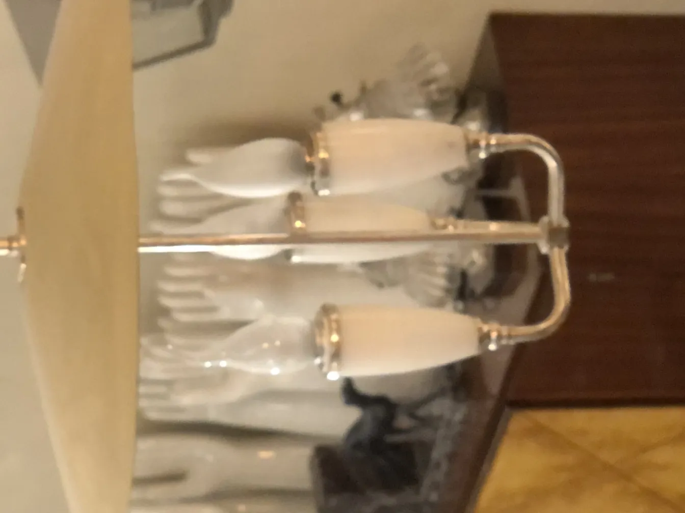 Lámpara de techo antigua con dos luces y sombras elegantes.