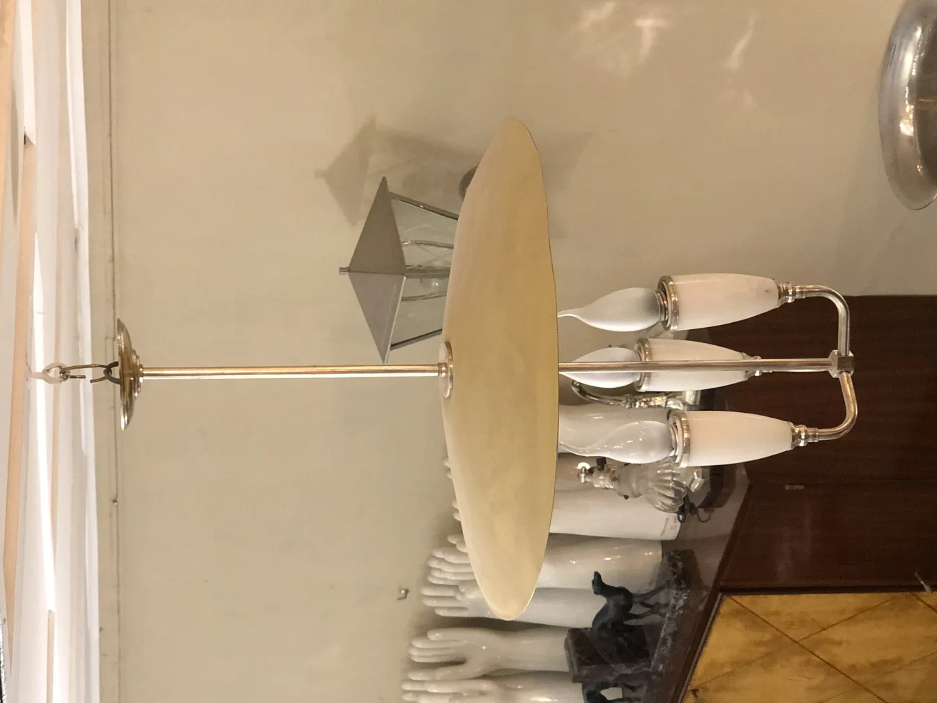 Lámpara de techo antigua con brazos y detalles elegantes.