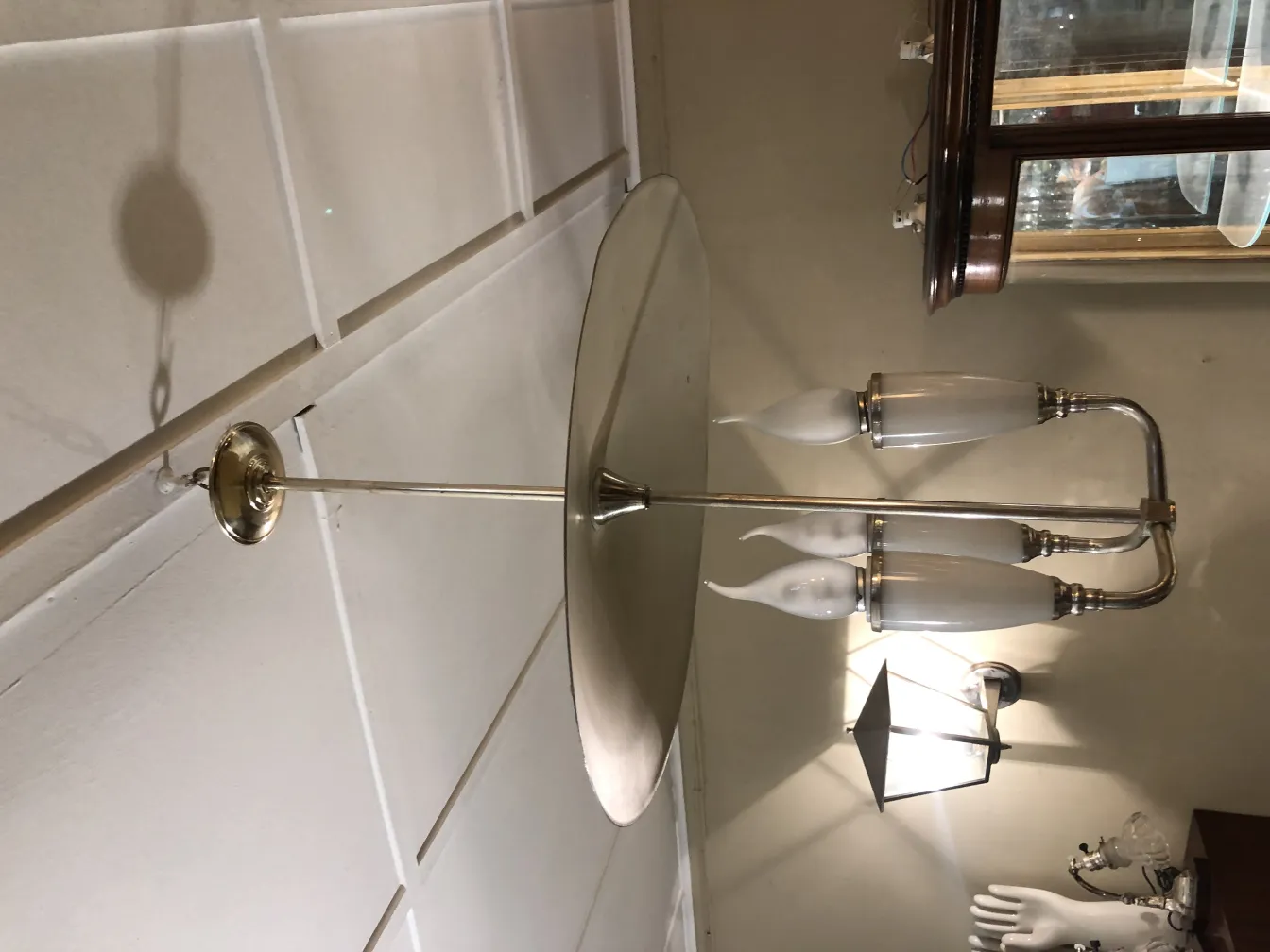 Antike Hängelampe mit drei weißen Lichtern, elegantes Design.