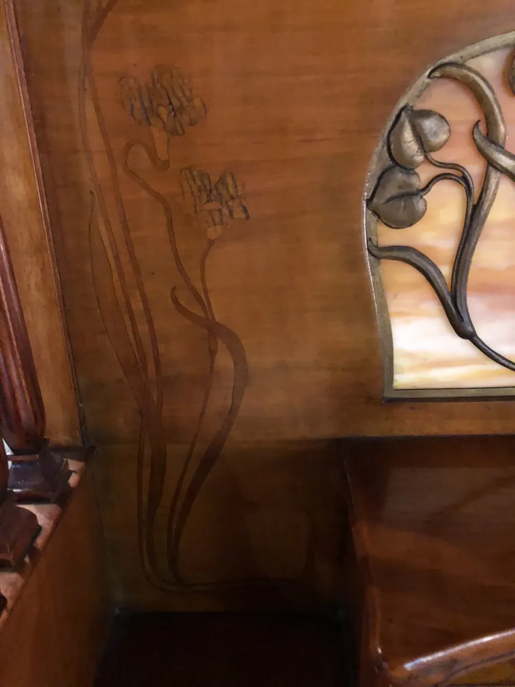 पुरानी लुई माजोरल डेस्क का साइड व्यू सजावटी विवरण के साथ