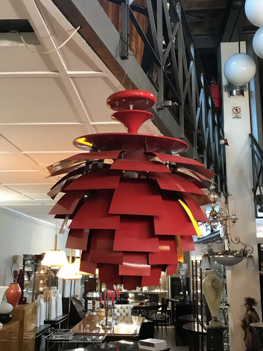 Lampada a sospensione antica a forma di fiore rossa in ambiente elegante