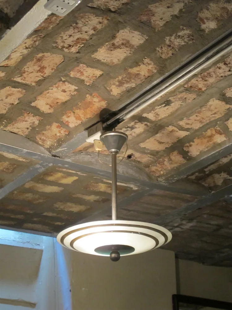 антикварная подвесная лампа с геометрическими деталями в комнате