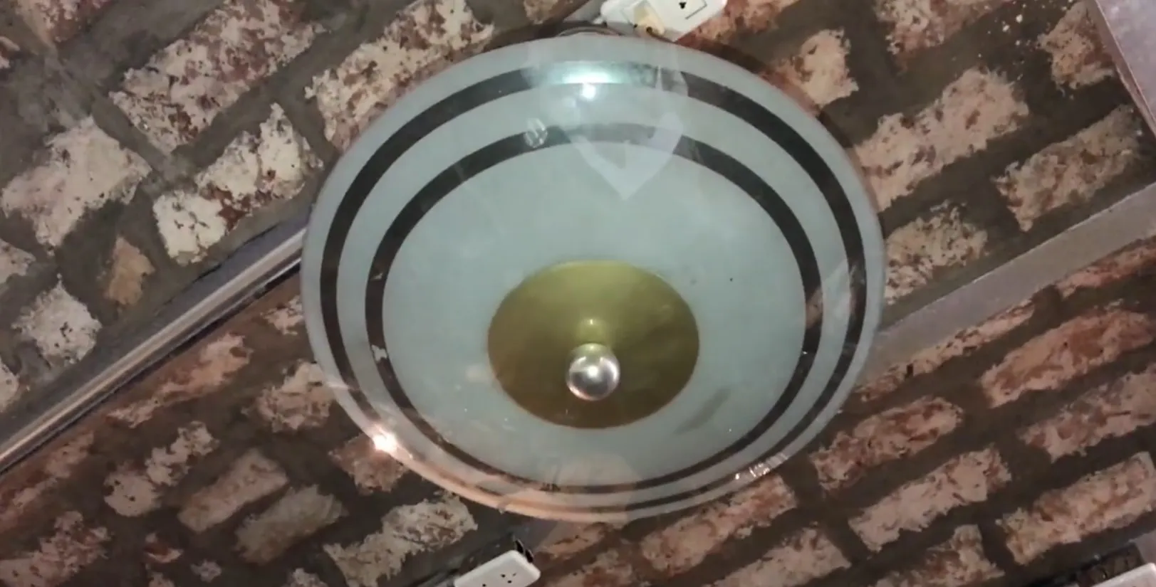 lustre ancien avec design circulaire et détails dorés