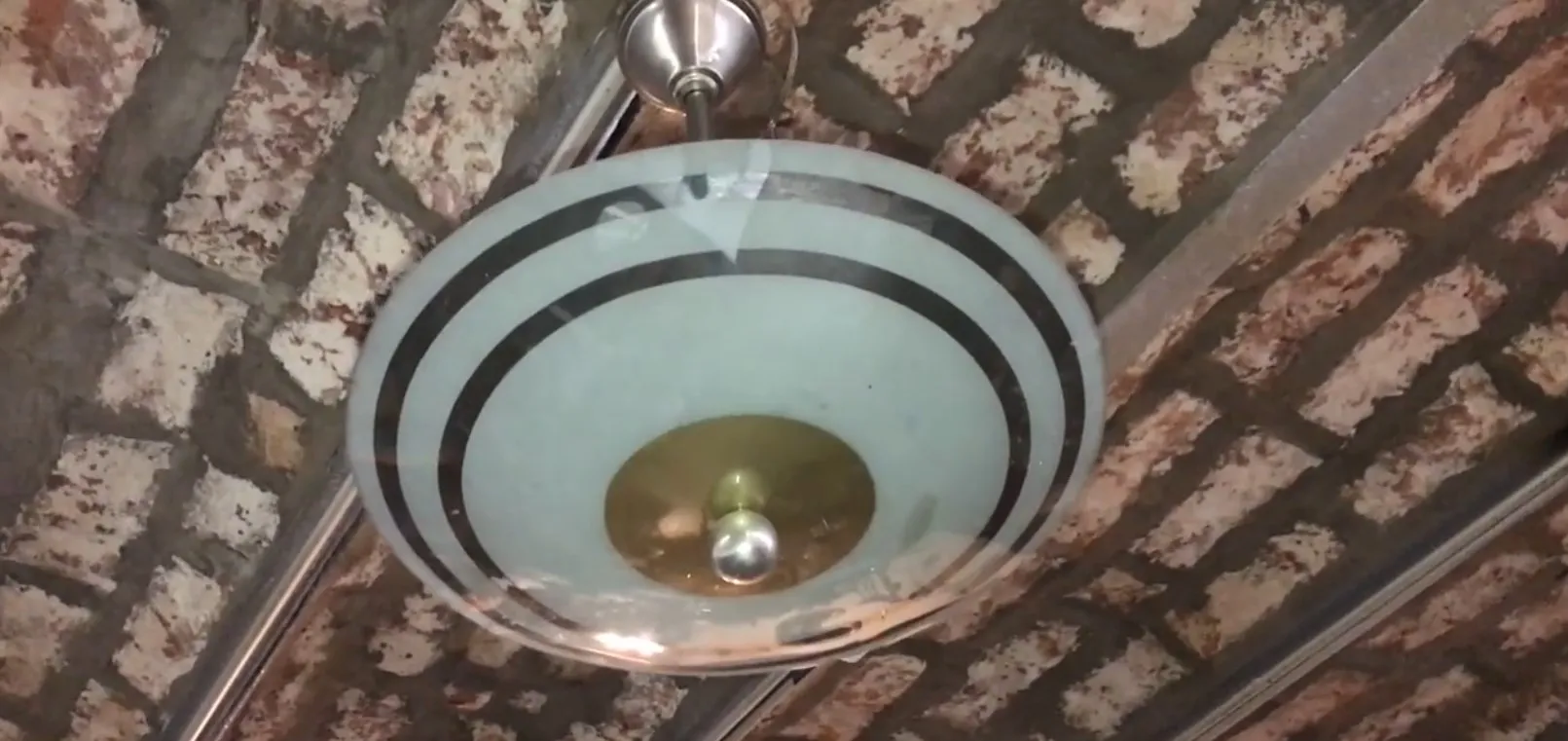 Lampada a sospensione antica con design classico, vetro bianco e nero