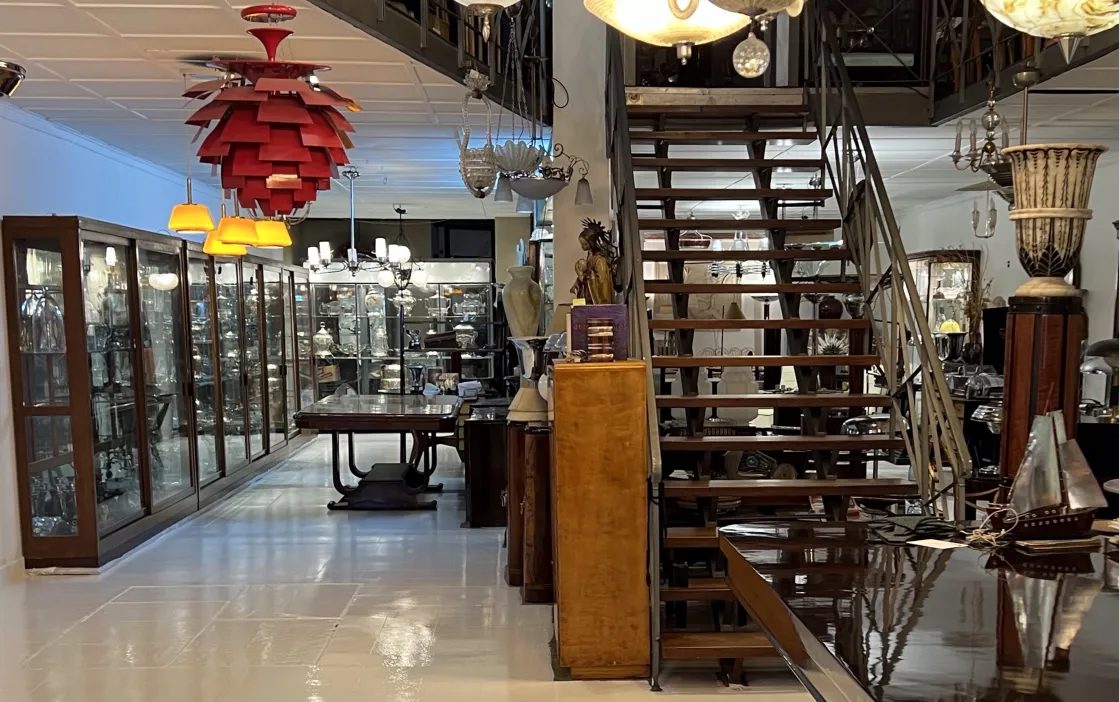 lampara de techo antigua en una tienda de antigüedades