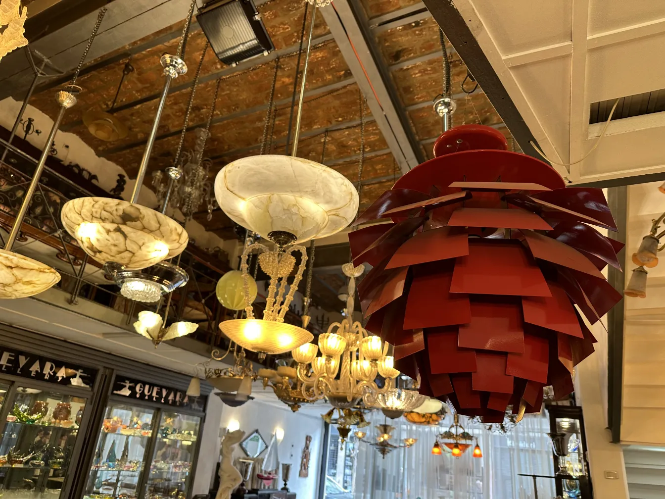 Lâmpada de teto antiga de Poul Henningsen com design único e colorido, pendurada em um ambiente clássico.