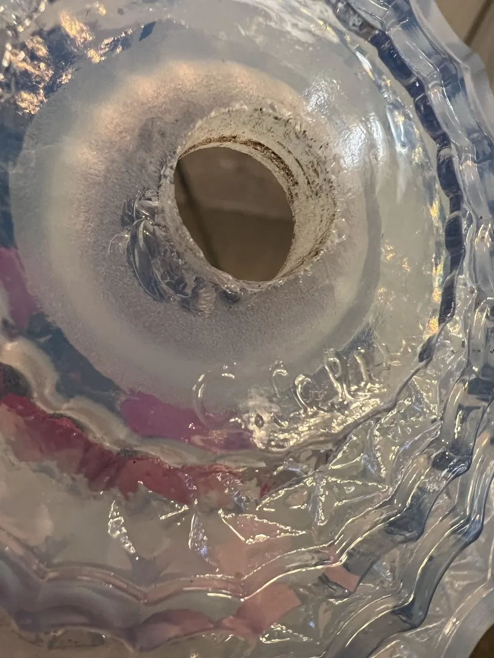 Detail einer antiken hängelampe leleu aus glas, elegant und dekorativ