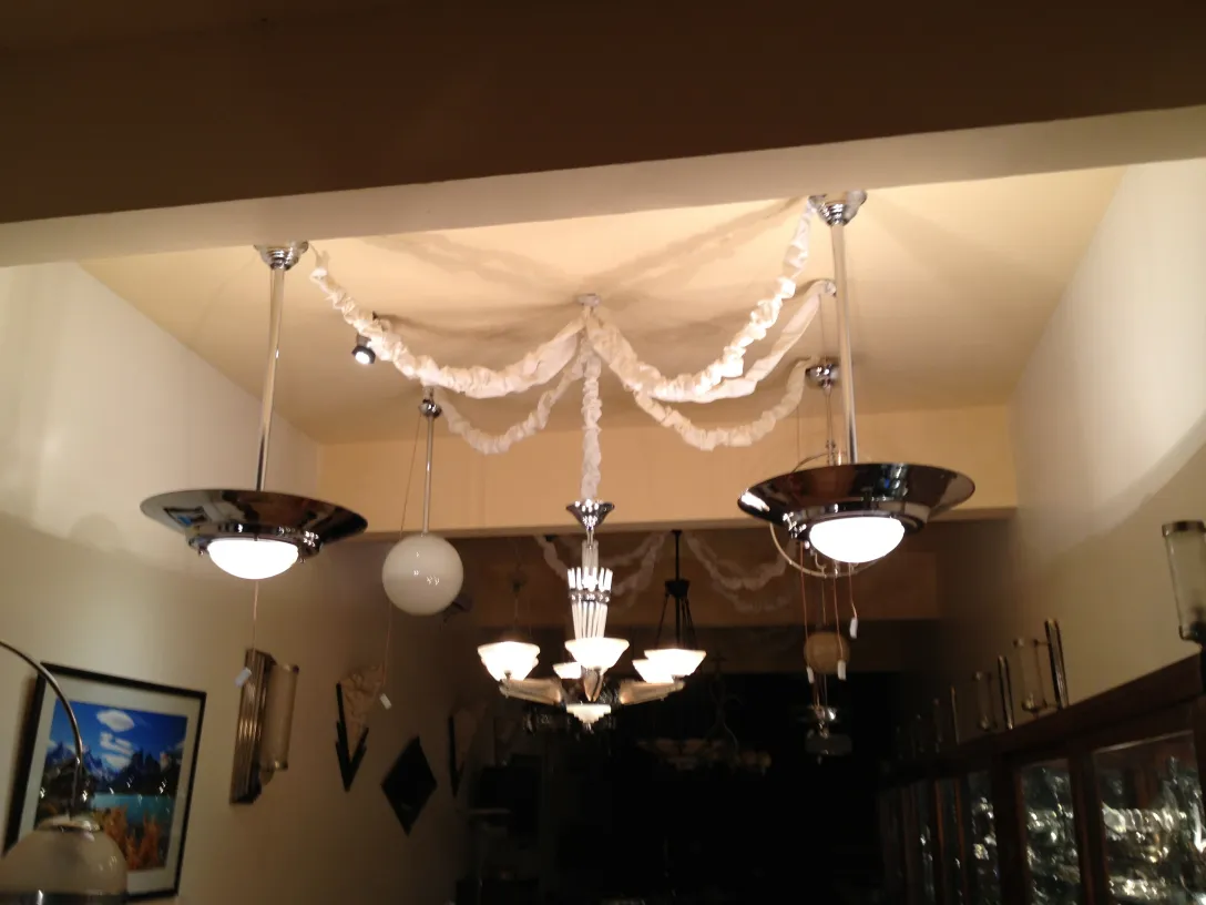 lustre ancien avec un design élégant et plusieurs lumières, ambiance chaleureuse