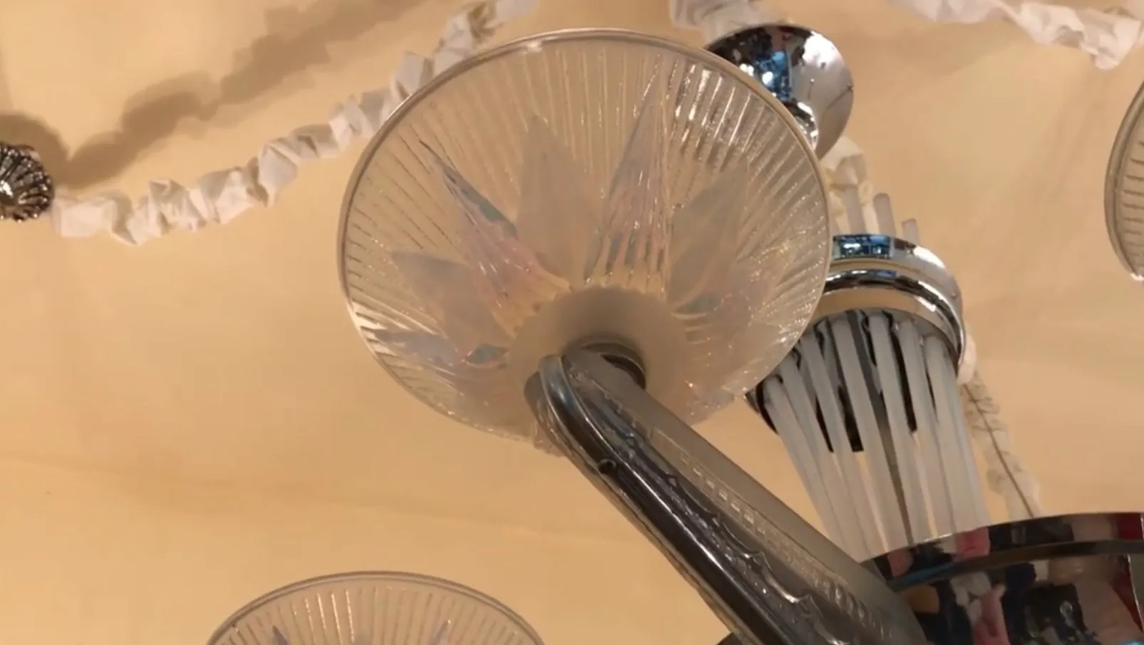 античная подвесная лампа с элегантным дизайном и четкими деталями