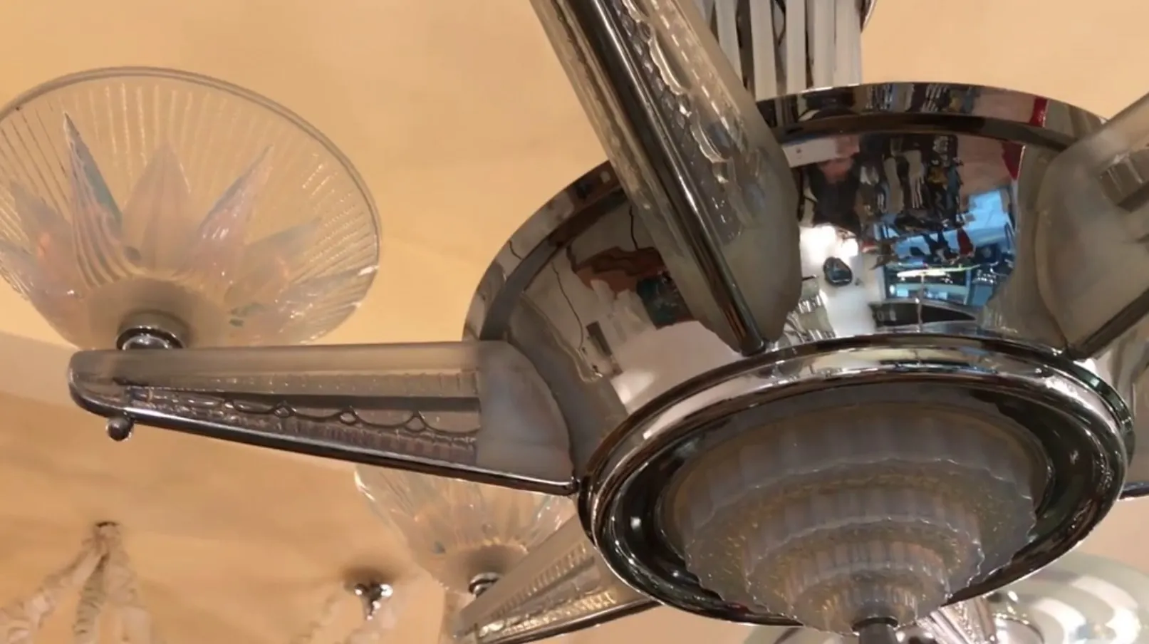 लेलेउ का पुराना लटकता दीपक, सुरुचिपूर्ण डिज़ाइन, एक संगठित माहौल को रोशन करता है।