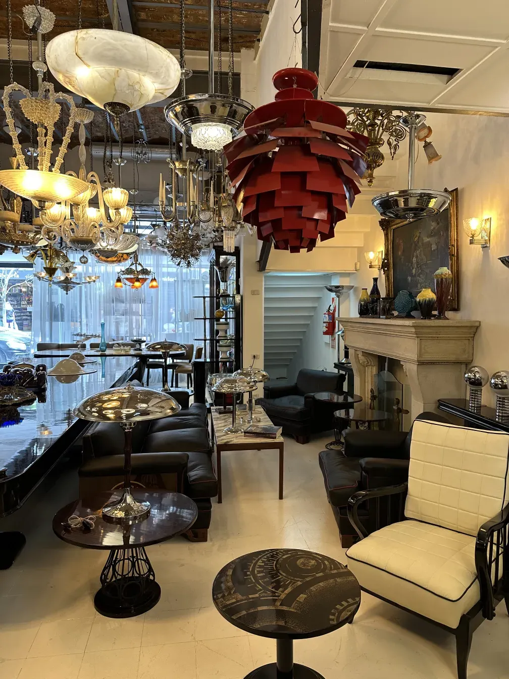 Antiga lampada de teto de Poul Henningsen em um ambiente decorativo