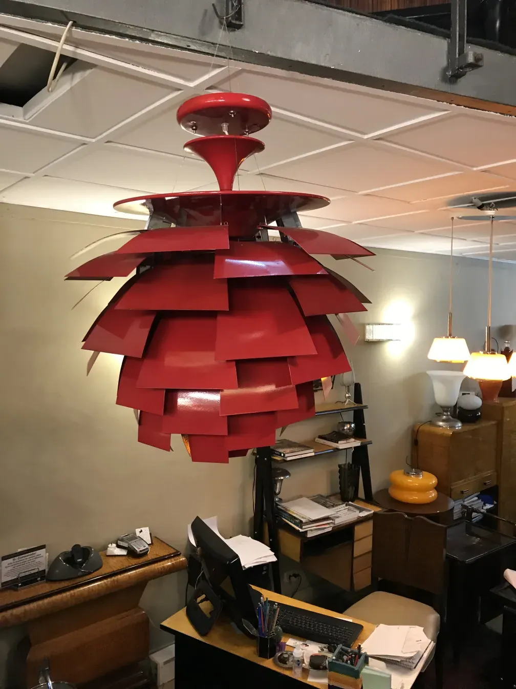 Lustre ancien Poul Henningsen rouge dans l'environnement