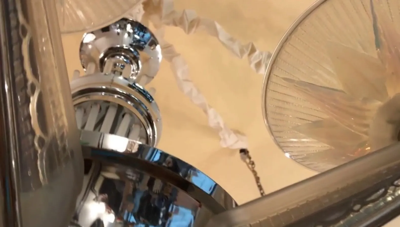 Lámpara de techo antigua Leleu con diseño brillante y elegante, vista desde abajo