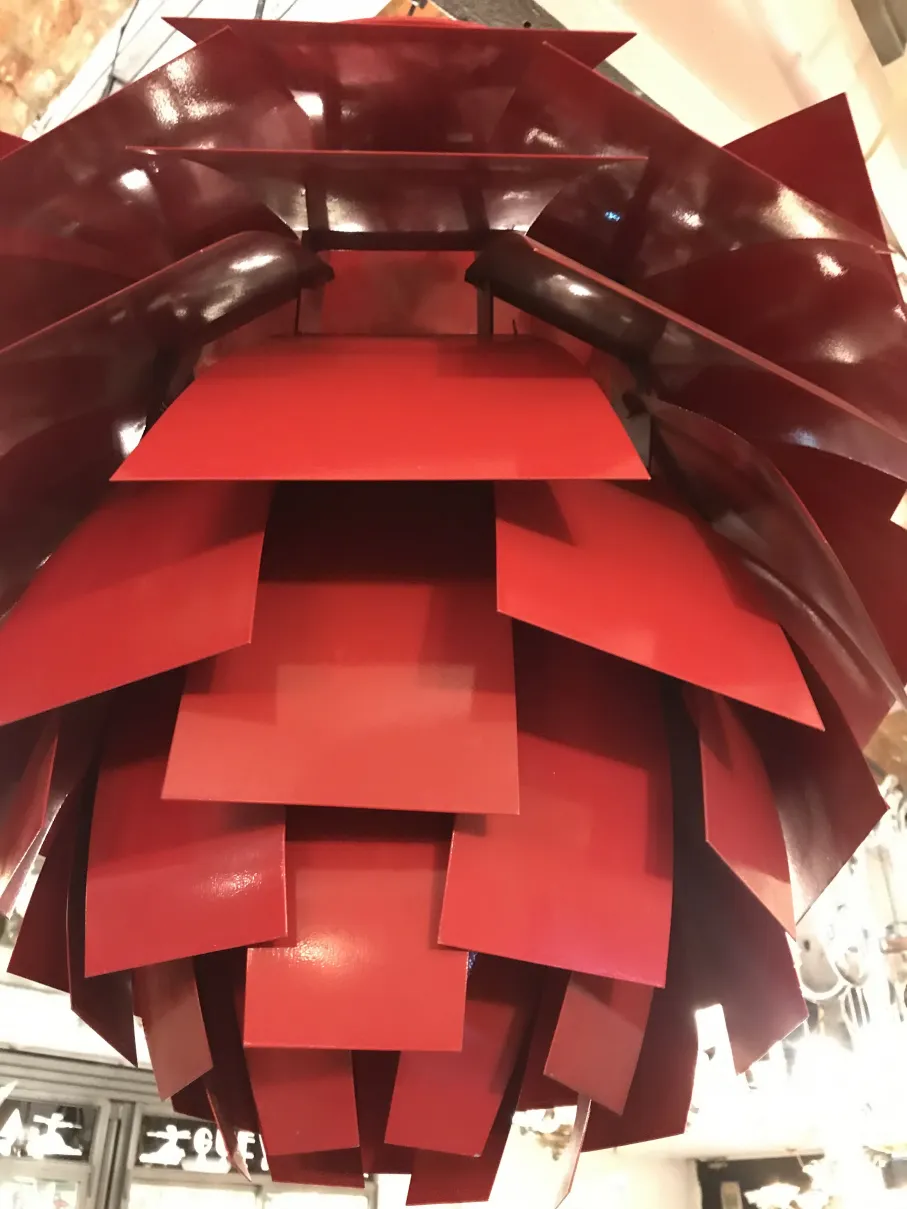 Lâmpada de teto antiga vermelha com design em camadas.