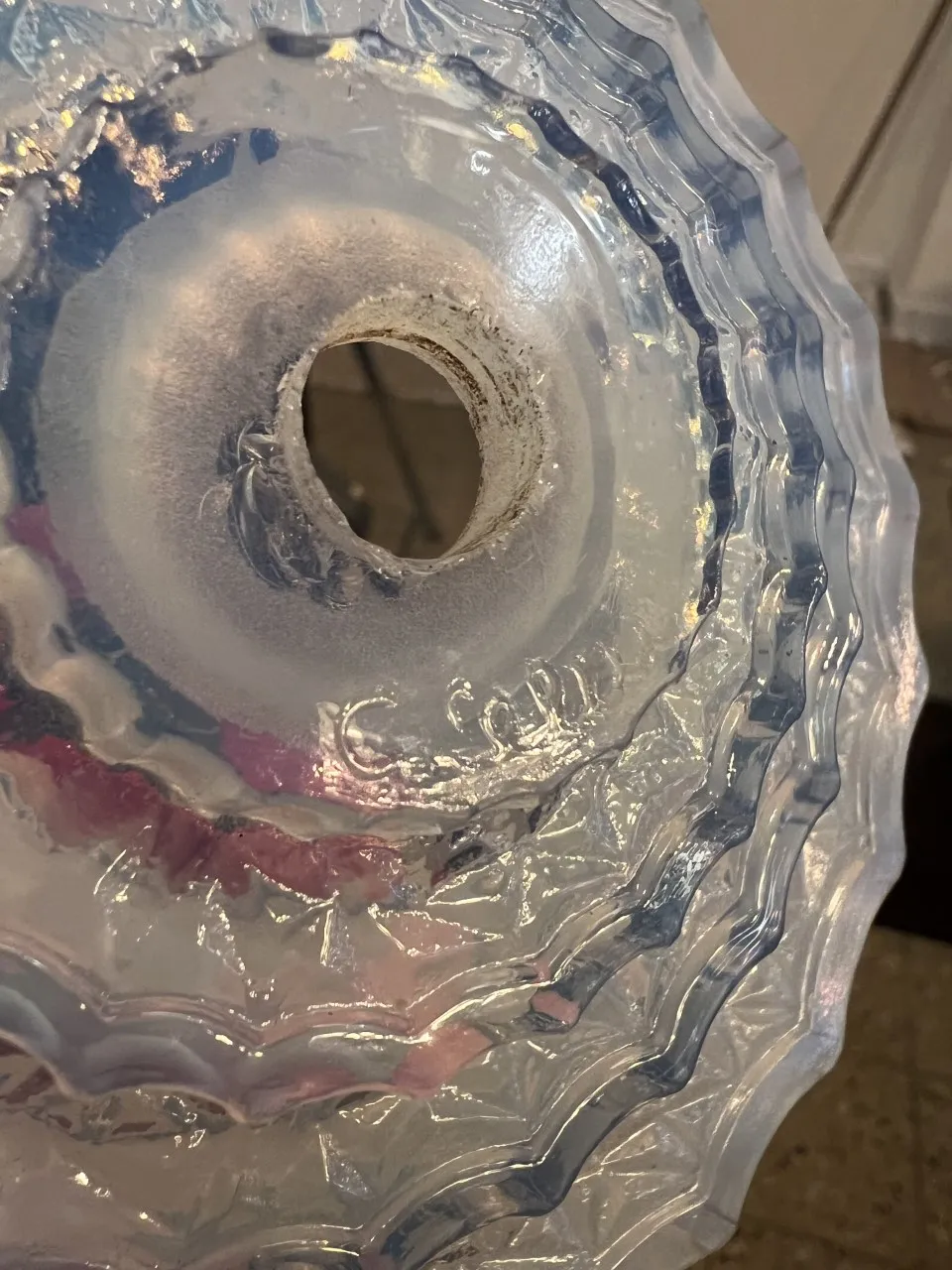 Lampada a sospensione antica di Leleu, trasparente ed elegante, perfetta per spazi raffinati.