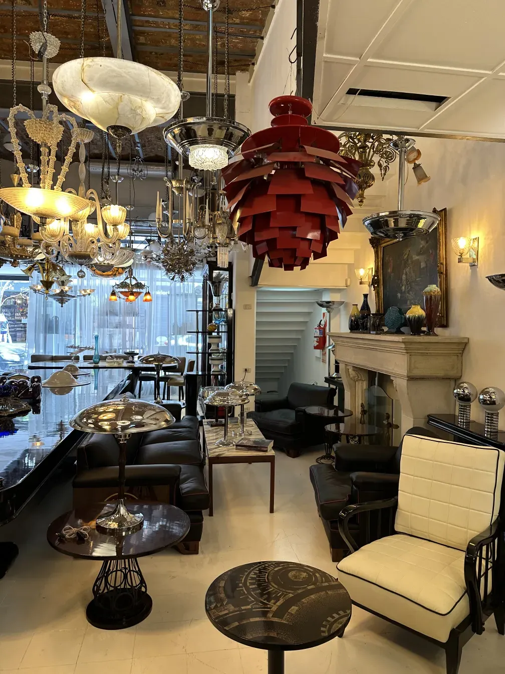 Lampara de techo antigua en un ambiente elegante con sillones