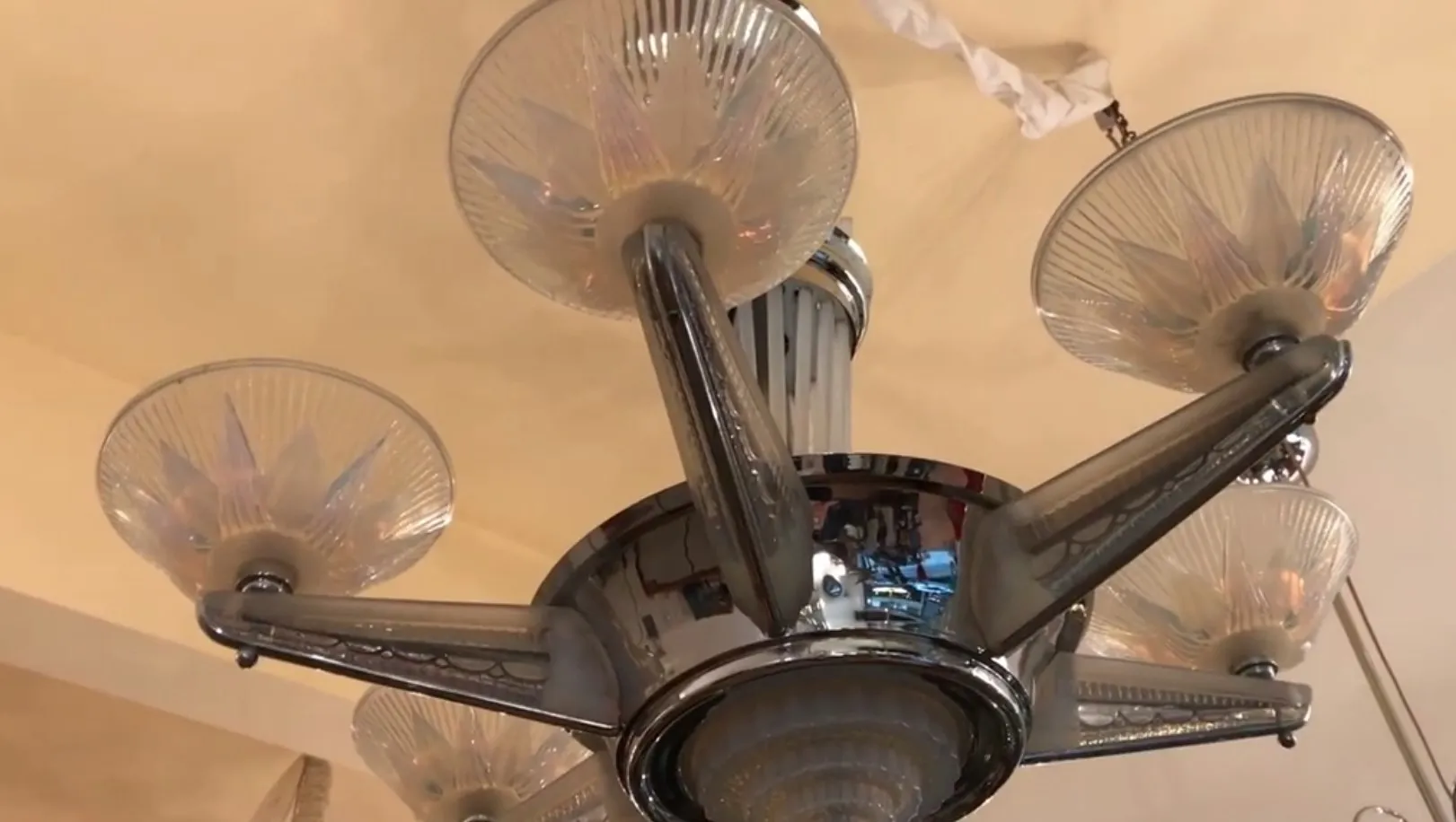 lustre ancien leleu avec lumières en forme de fleur, ambiance chaleureuse