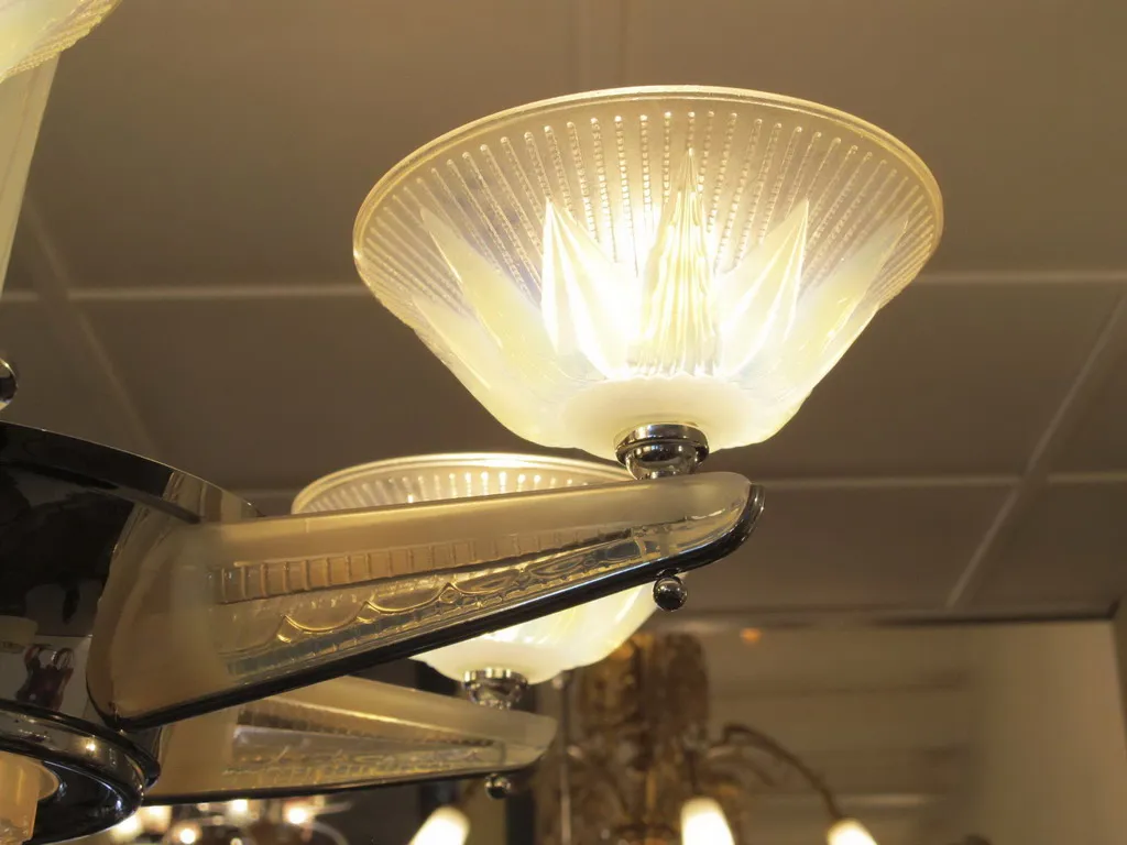 lámpara de techo antigua con luz suave y diseño clásico