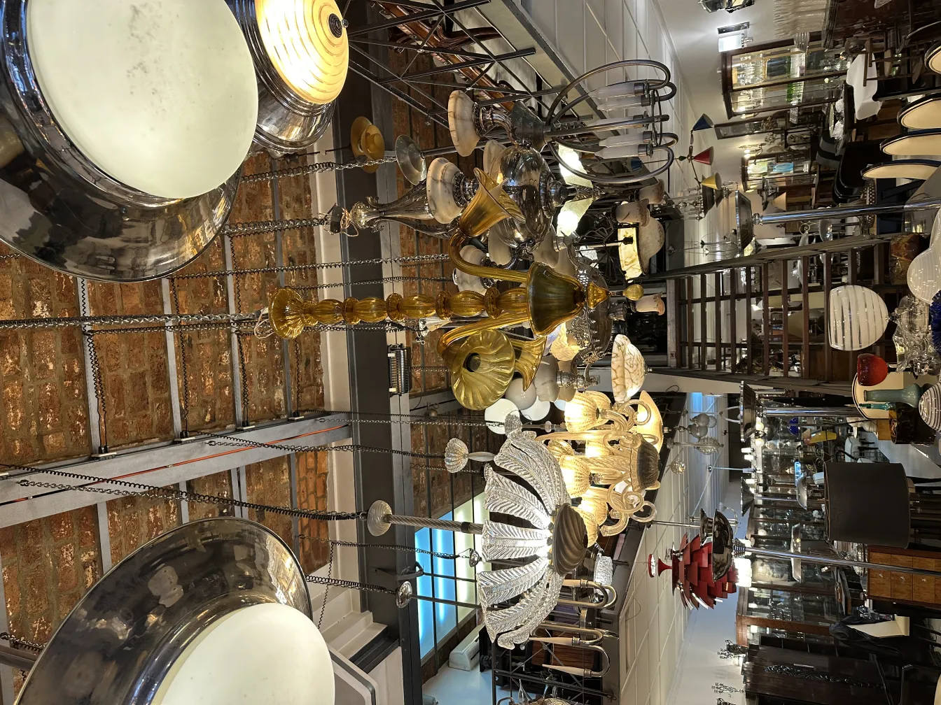 装飾的な設定にあるエレガントなデザインの古いハンギングランプ。