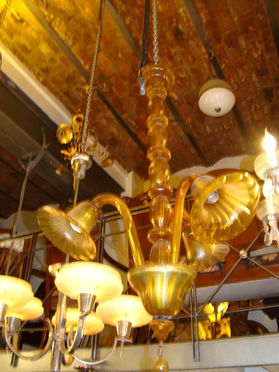 Lámpara de techo antigua con varios brazos, estilo ornamentado