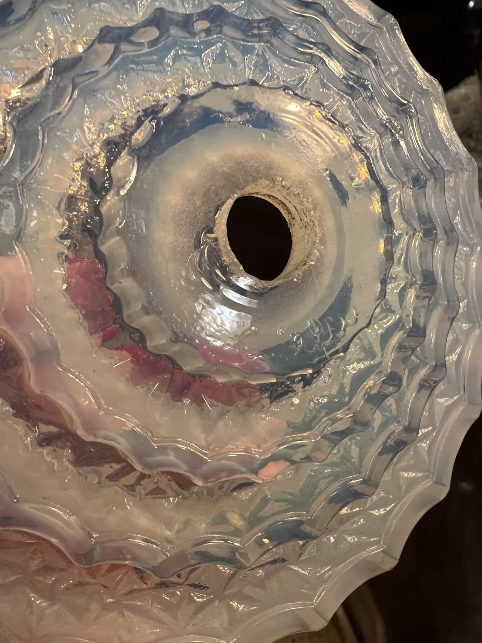 imagem aproximada de uma lâmpada de teto antiga com detalhes decorativos de Leleu