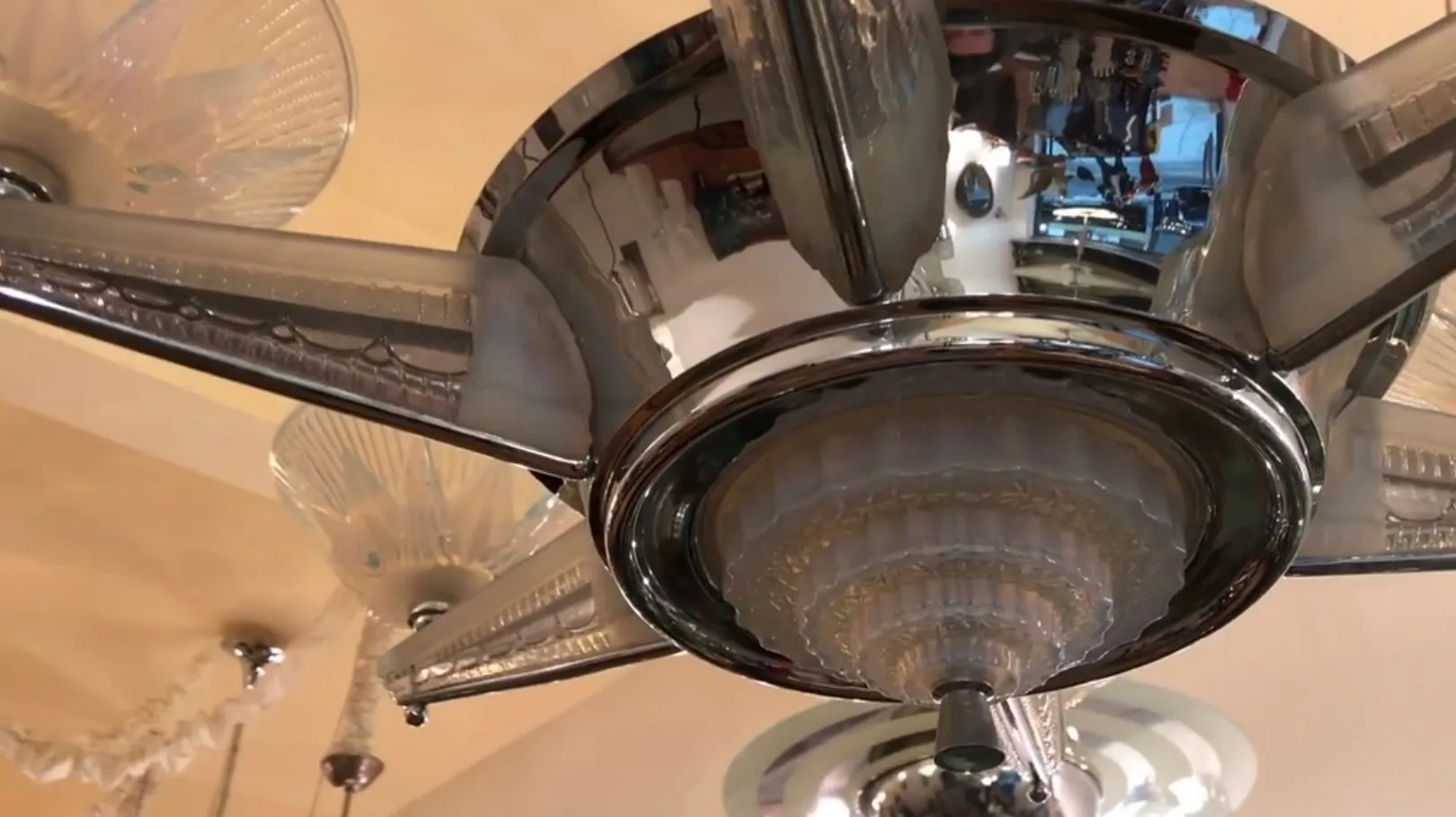 elegante antike Hängelampe mit markantem Design, gemütliche Atmosphäre