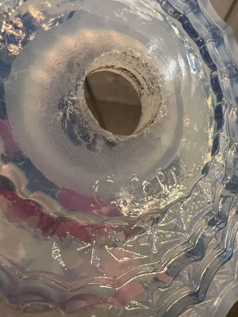 Detail einer antiken Hängelampe Leleu, runde Form