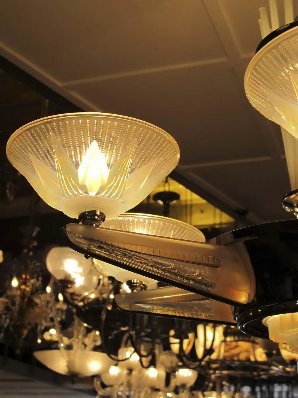 lustre ancien avec des détails distinctifs, ambiance chaleureuse