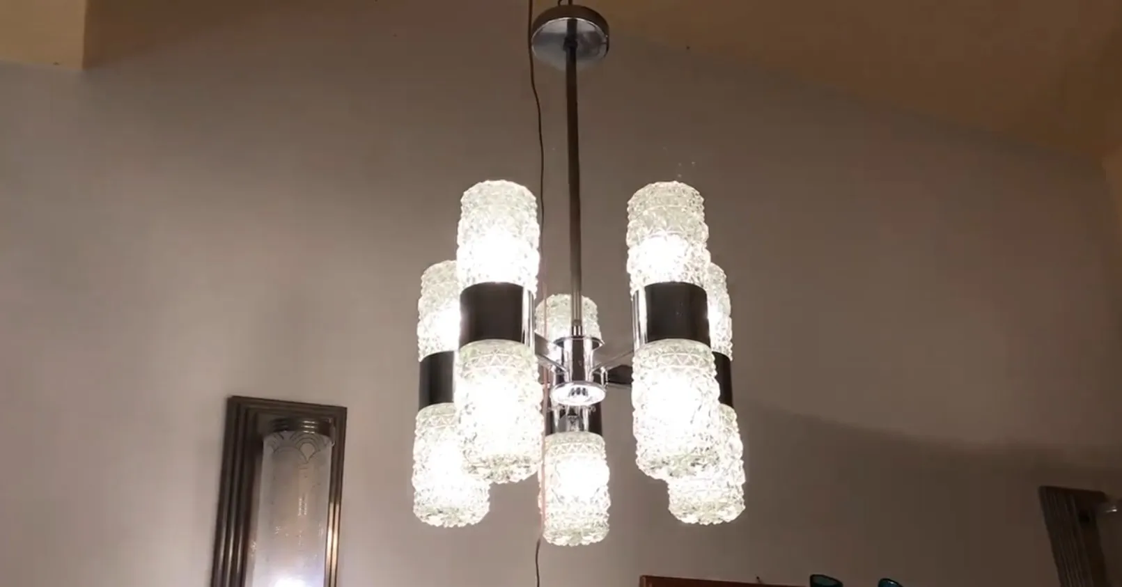 Lustre antique avec lumière brillante et formes de cristal.