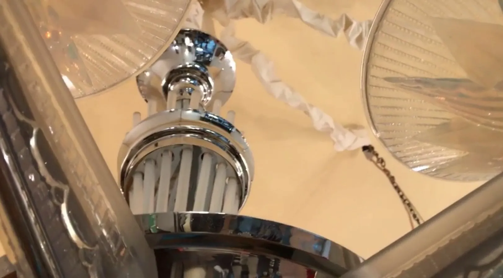 lustre ancien leleu avec lumière brillante, décoratif, dans un cadre chaleureux