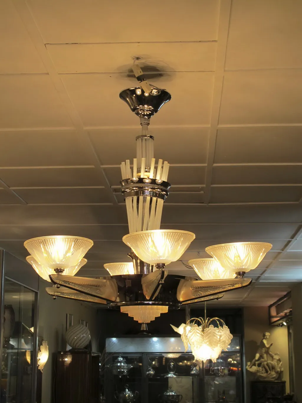 antike hängelampe mit hellen lichtern in einem eleganten ambiente