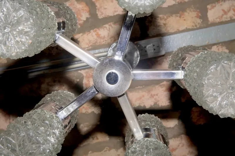 पुरानी लटकती हुई दीपक, क्रिस्टल डिजाइन के साथ, सुरुचिपूर्ण और सजावटी।