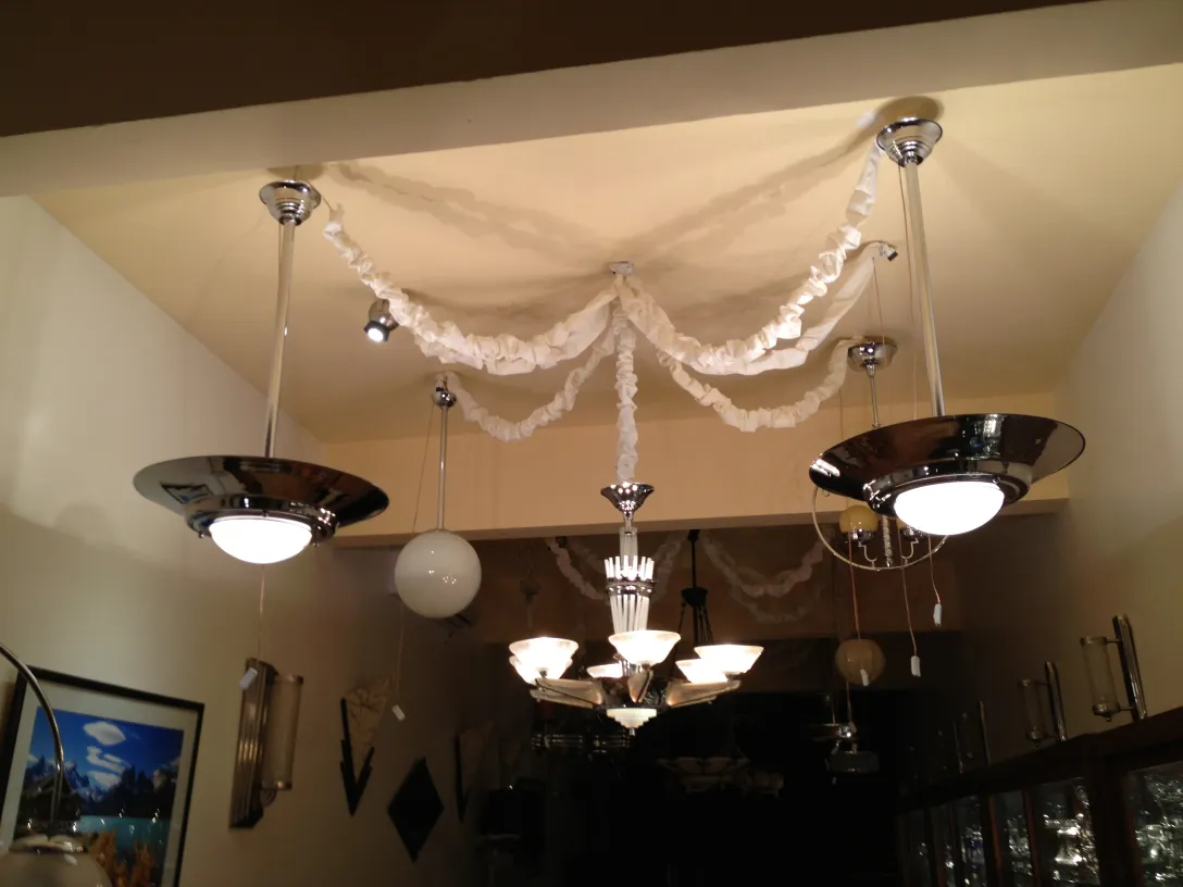 ancienne lustre avec un design élégant illuminant l'espace