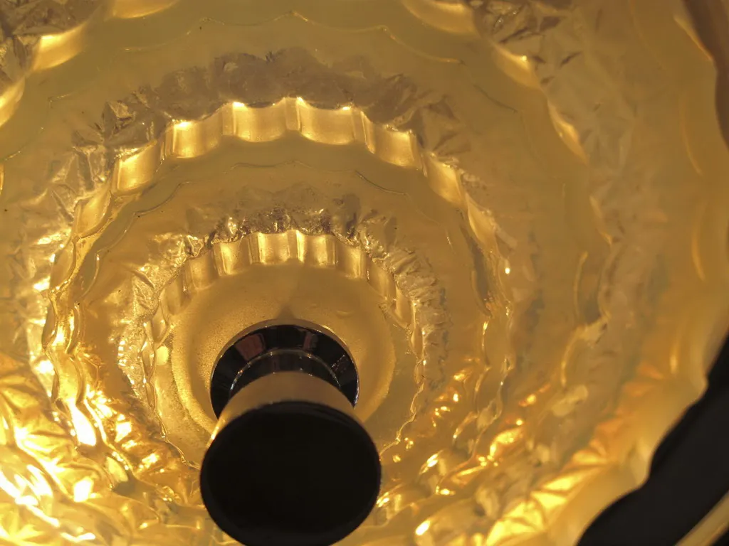 古いハンギングランプLeleu、精巧なデザインと暖かい光、エレガントなスタイル。