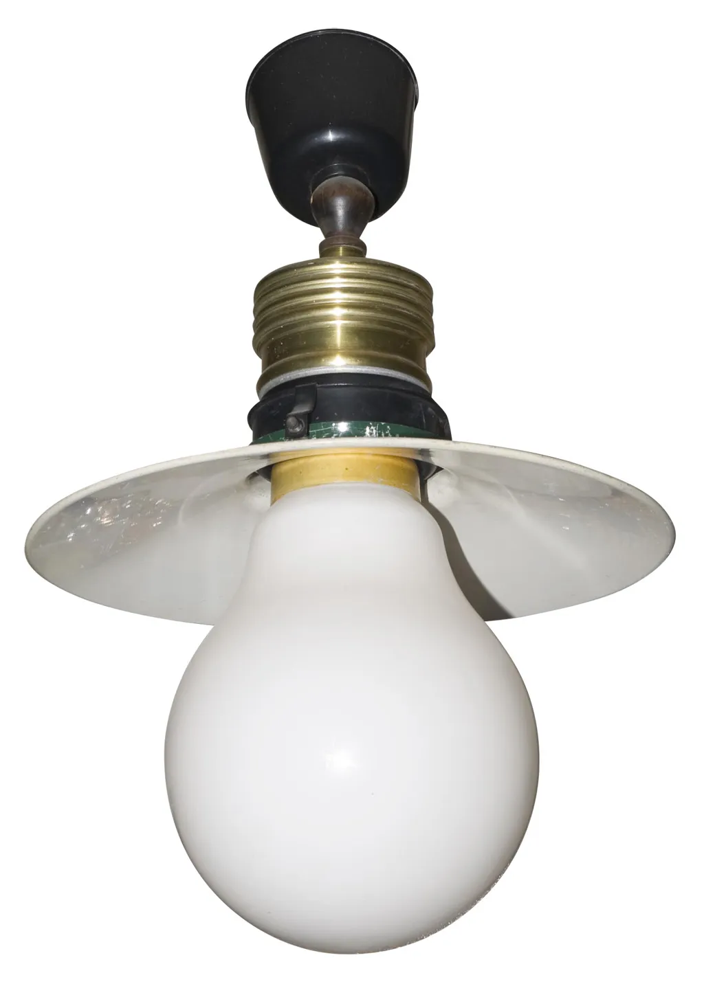 Lustre antique avec un globe blanc et un support noir. Un détail classique pour toute pièce.