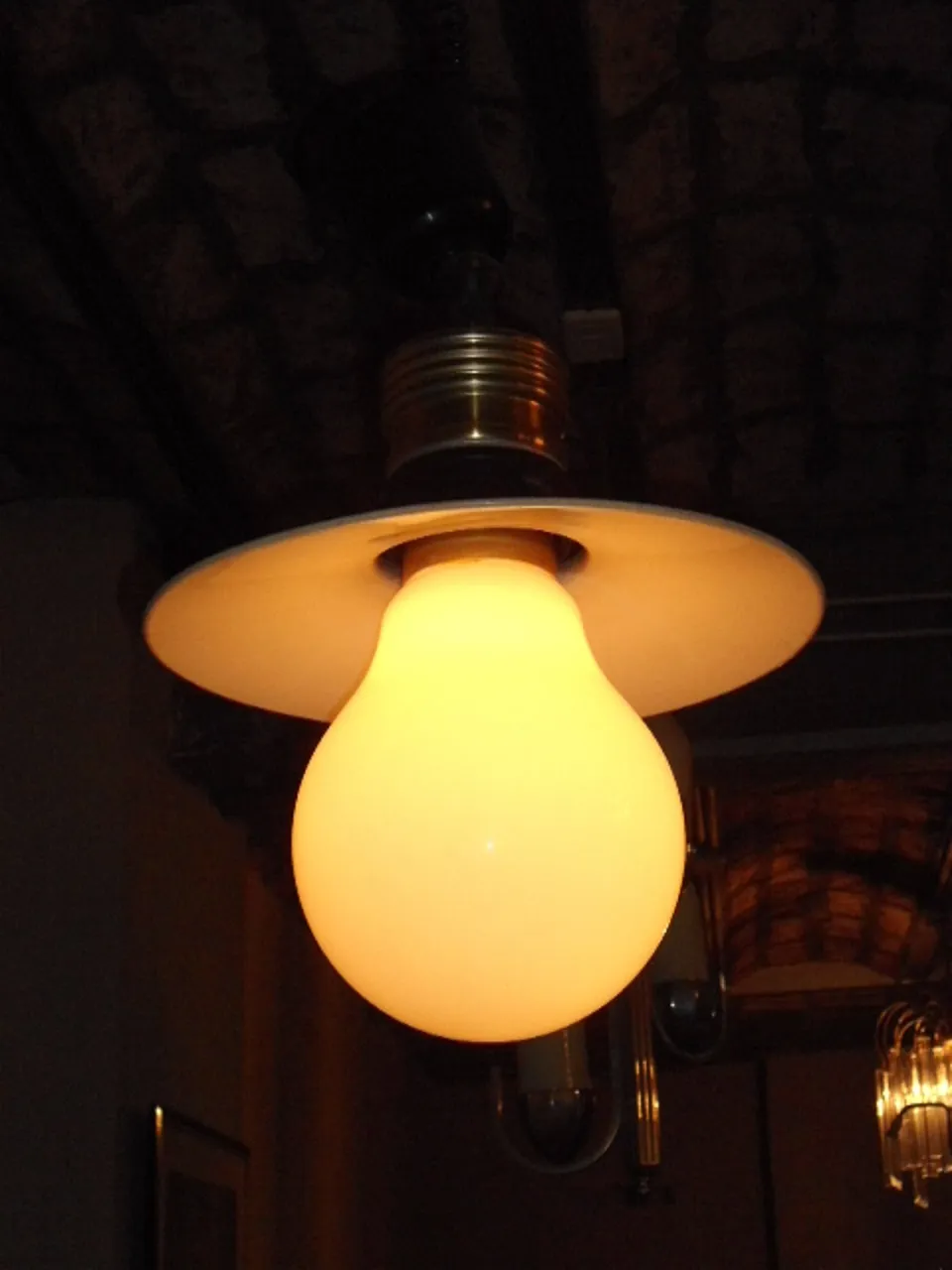 Antiga lâmpada de teto com luz suave e base decorativa