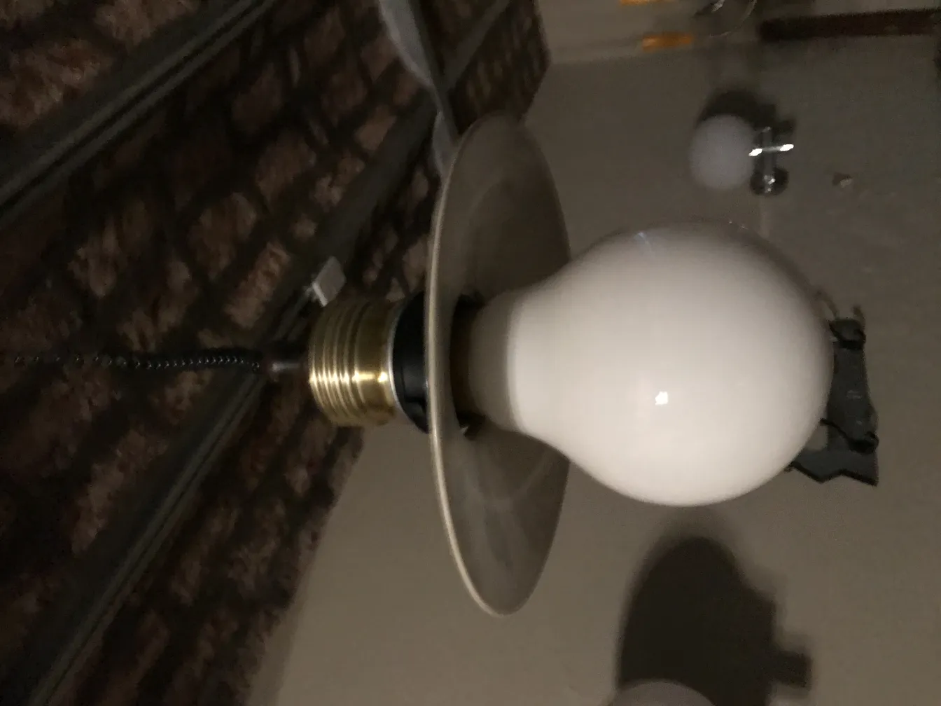 古董吊灯，白色灯泡，背景为砖壁。