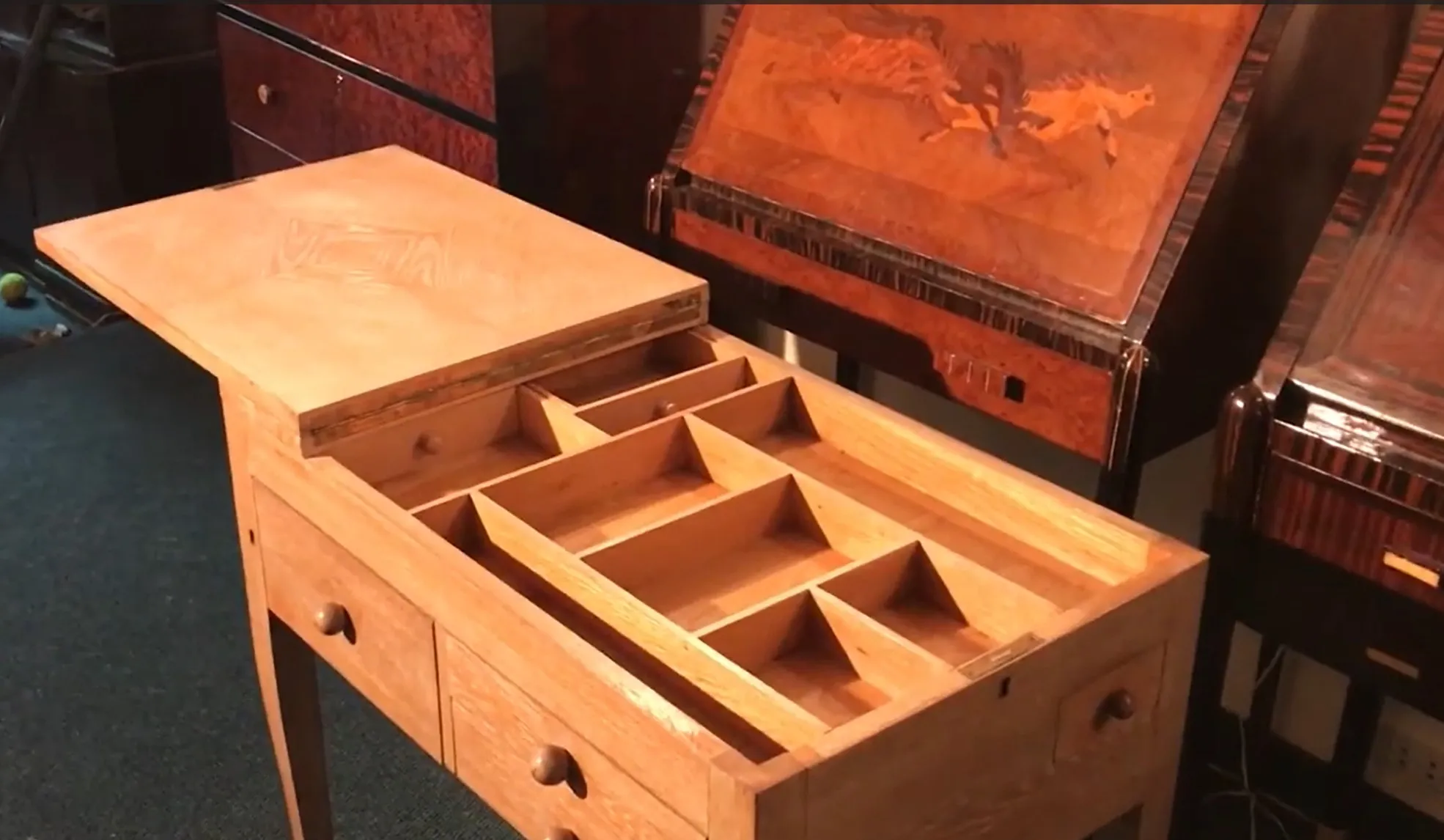 Bureau ancien avec des compartiments organisateurs de style classique.