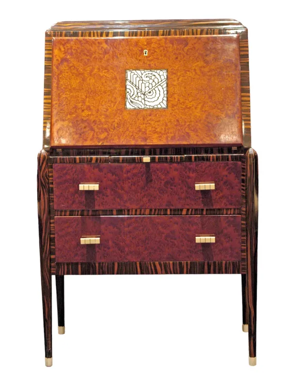 Bureau ancien avec une finition brillante et deux tiroirs, dans un environnement chaleureux.