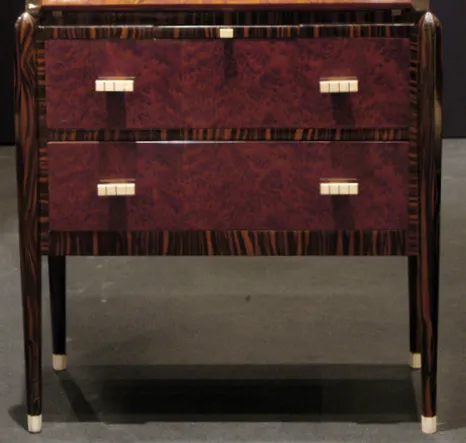 Scrivania antica con due cassetti in un ambiente elegante.