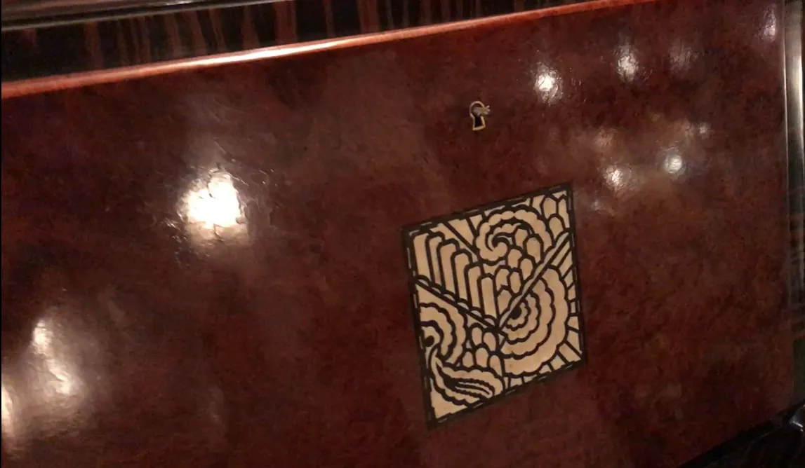 Escritorio antiguo con un intrincado dibujo decorativo