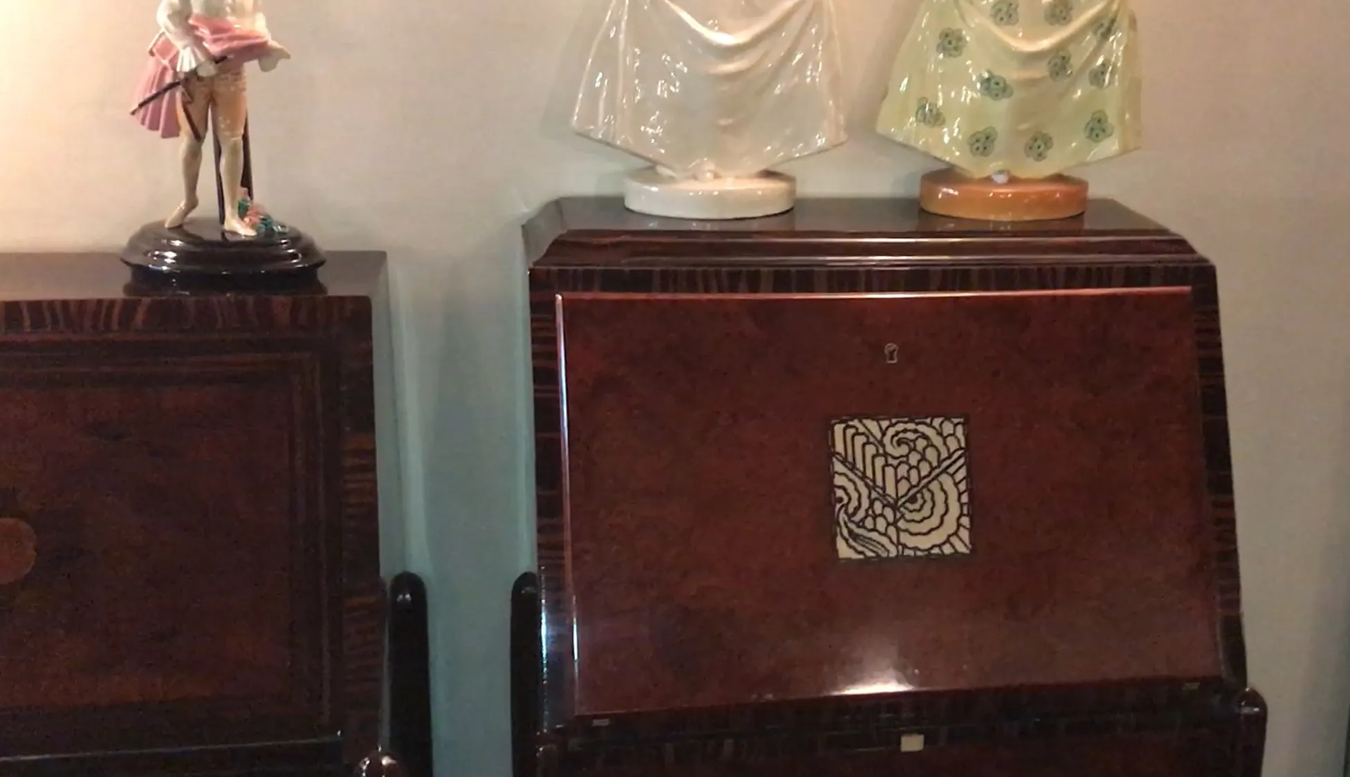 Antiker Schreibtisch mit dekorativen Details und Figuren