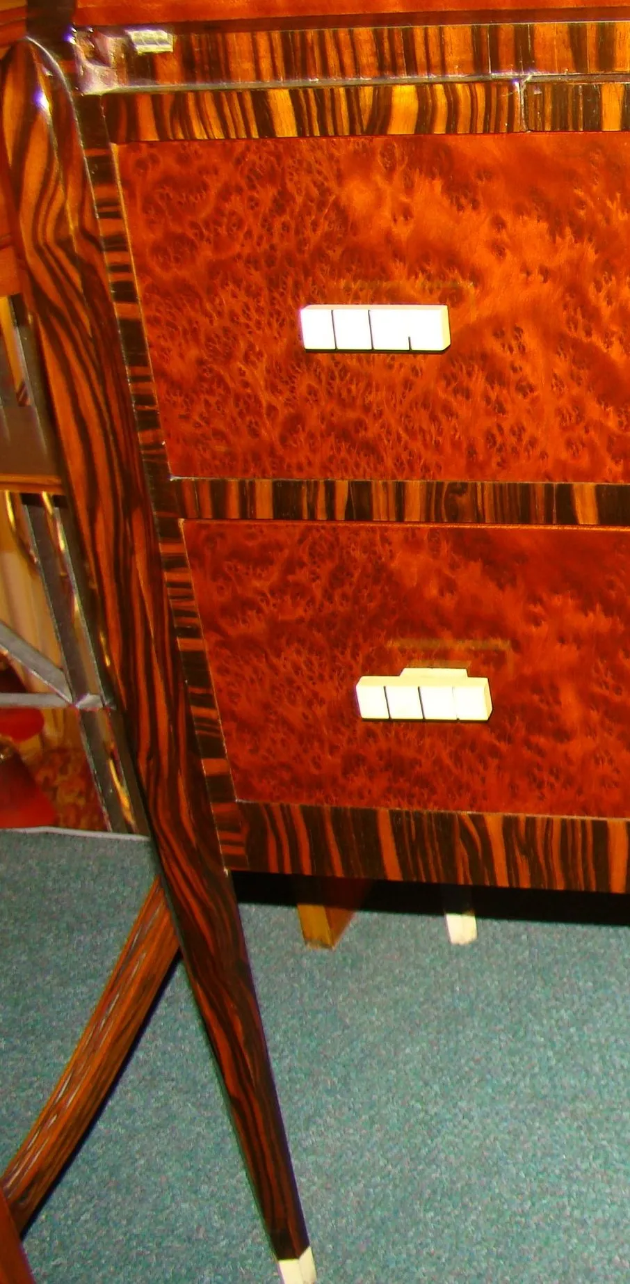 Scrivania antica con superficie in legno e due cassetti.