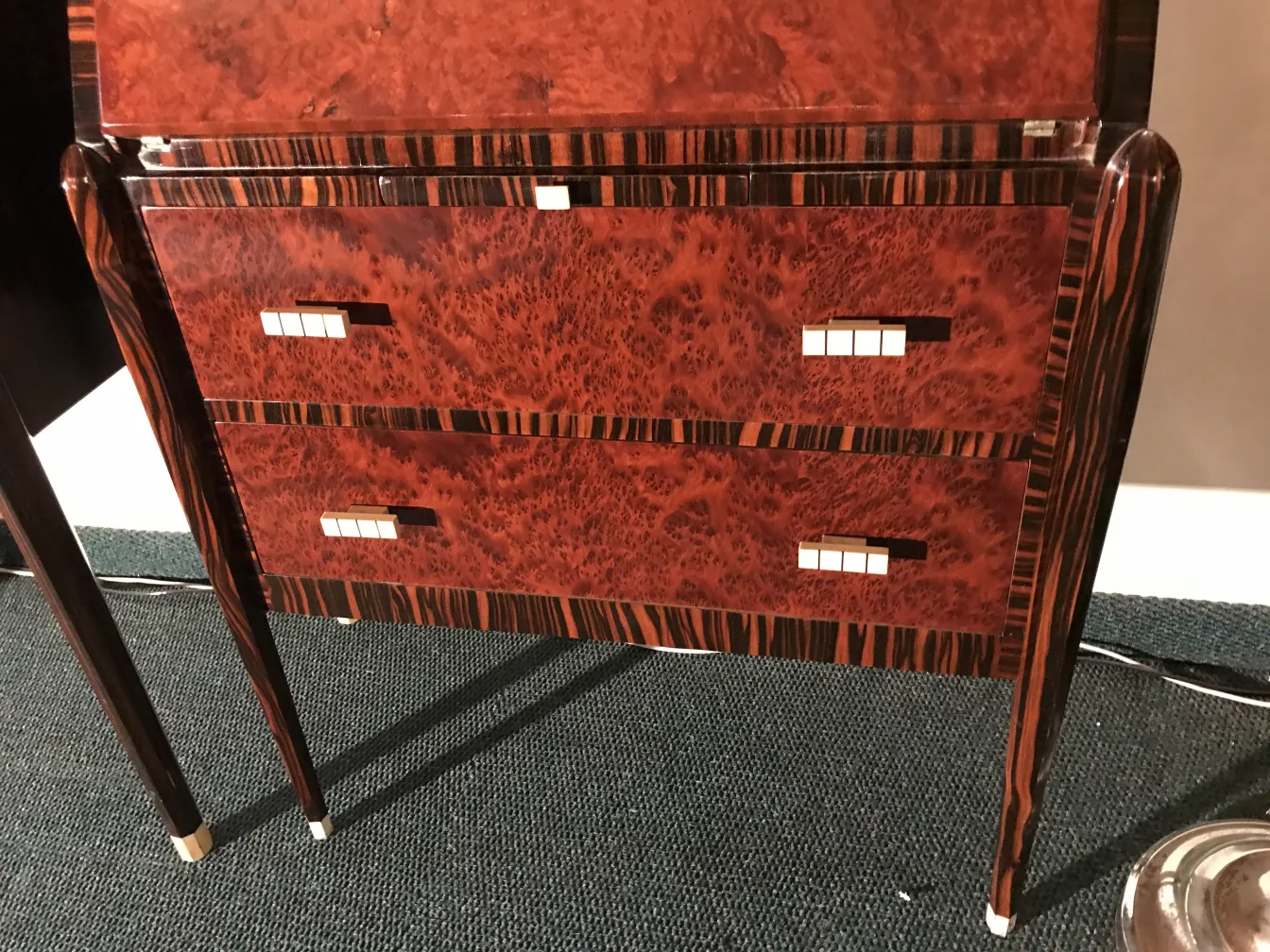 bureau ancien marron avec deux tiroirs décoratifs