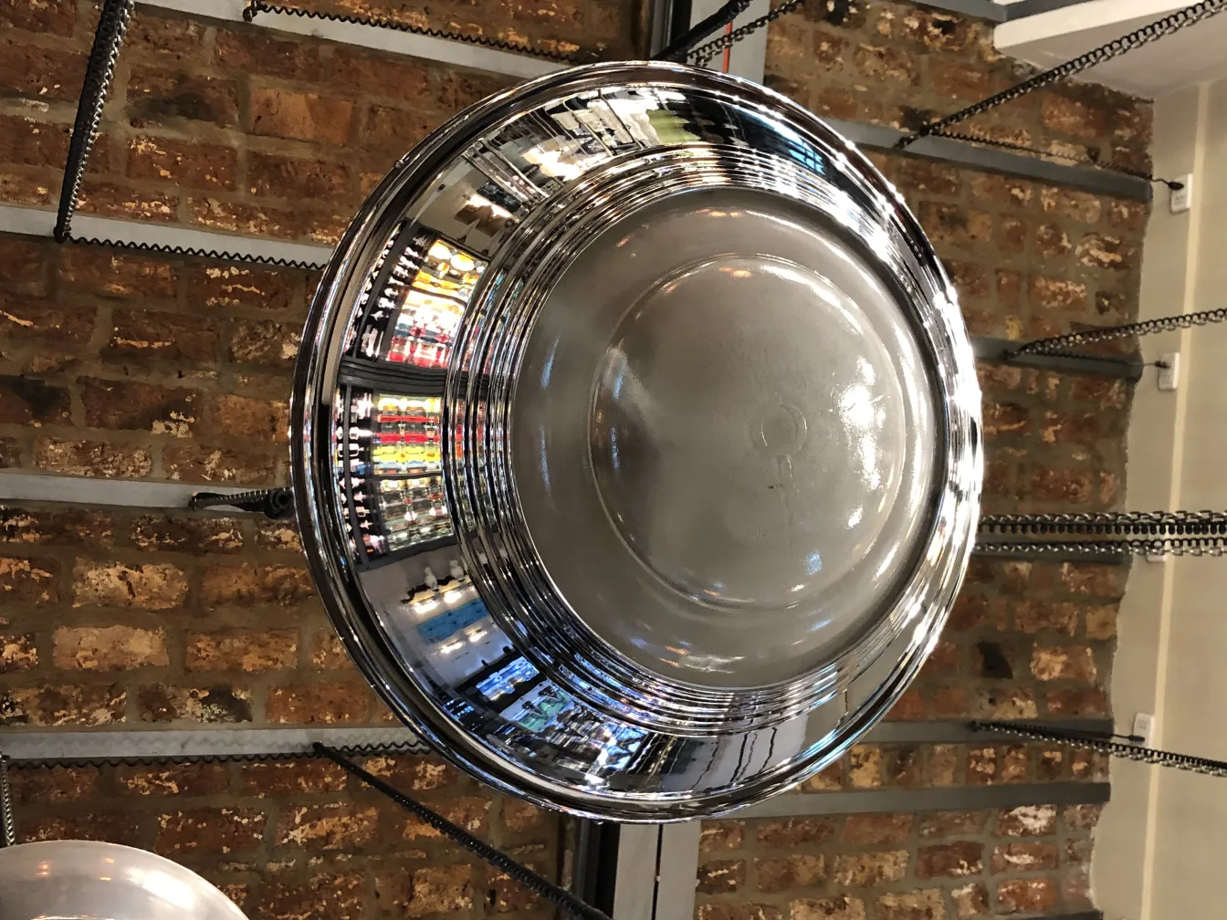 光沢のあるアンティークハンギングランプは、エレガントなデザインと居心地の良い雰囲気を持っています。