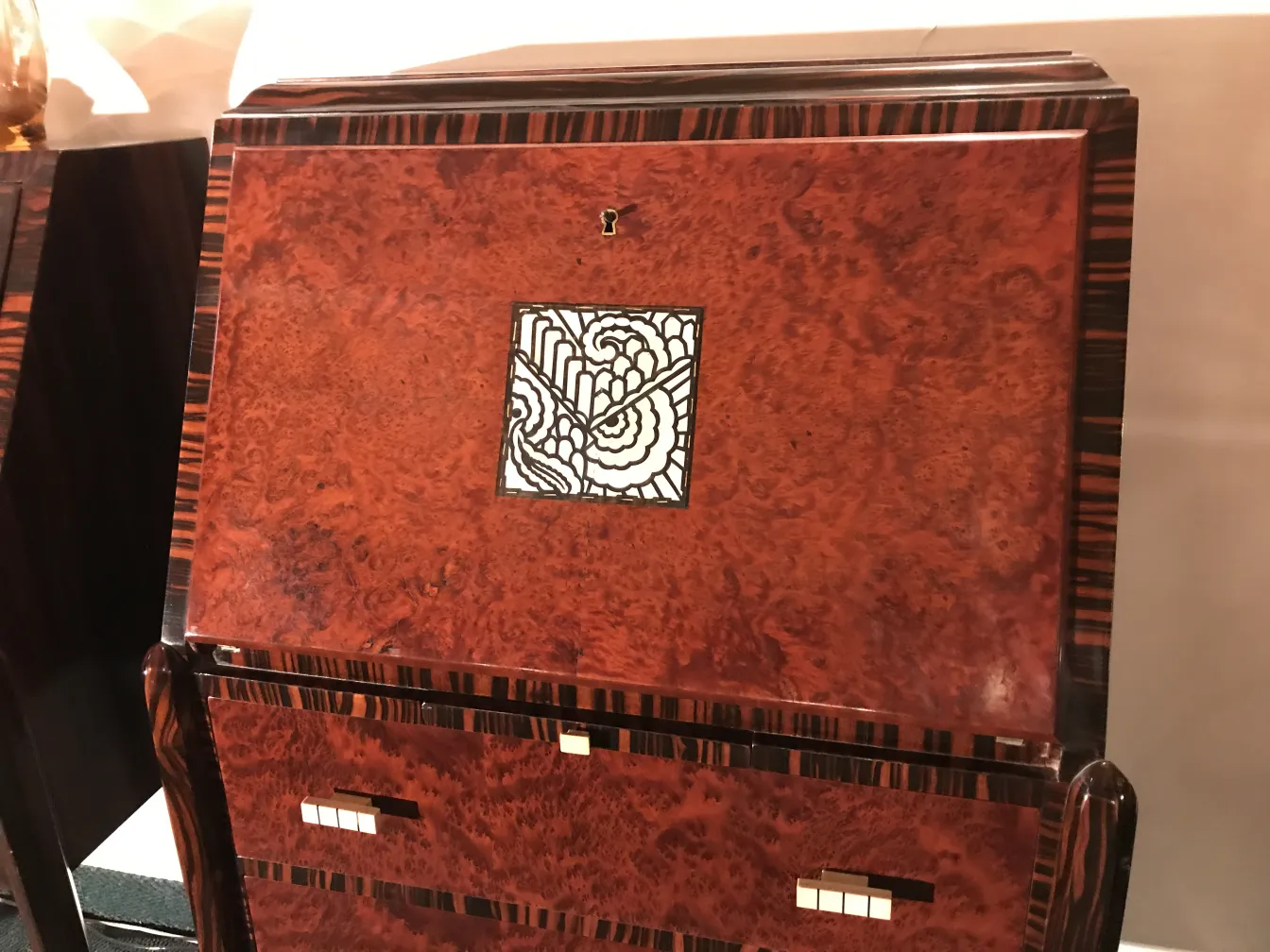 bureau ancien en bois avec design décoratif