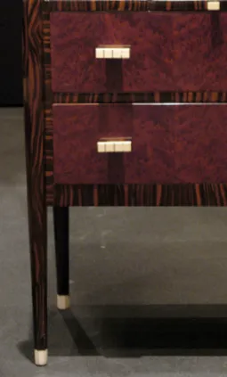 Scrivania antica con due cassetti in legno scuro