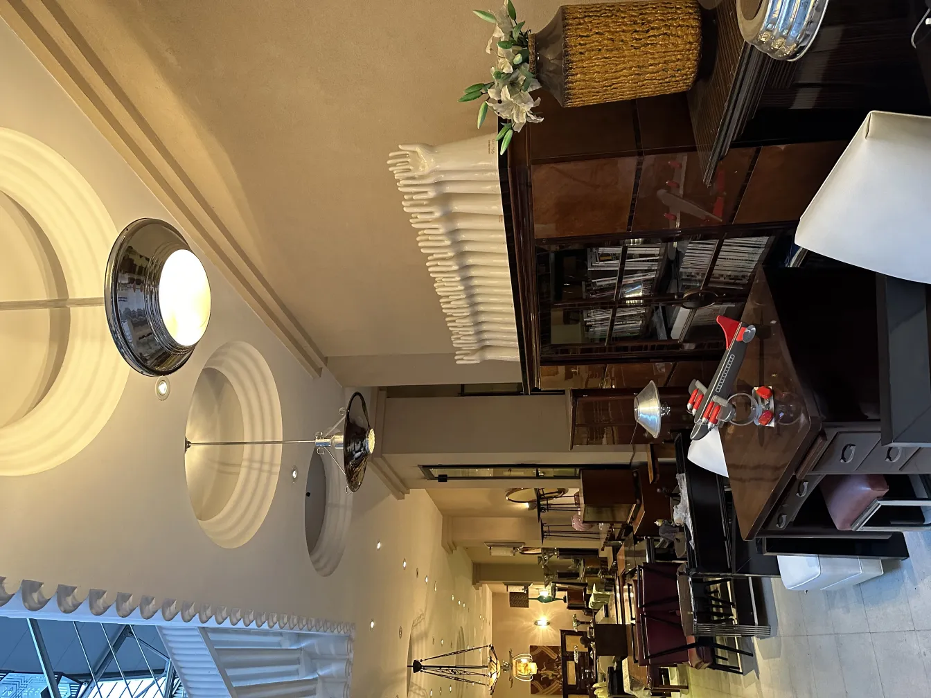 Lampada a sospensione antica con design elegante in un ambiente moderno.