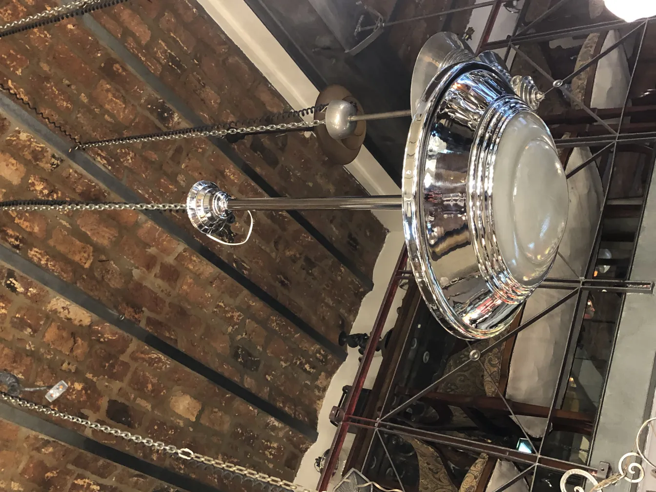 Lustre ancien et brillant suspendu au plafond